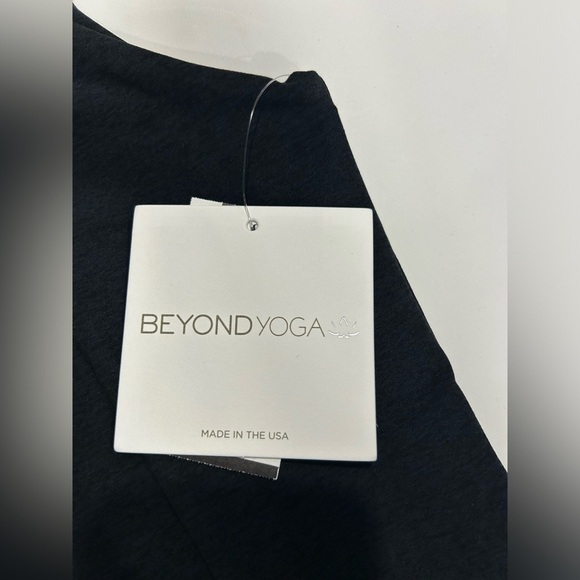 Beyond Yoga Women's XL Spacedye Impress Cropped Tank Darkest Night Black NWT - Picture 4 of 8